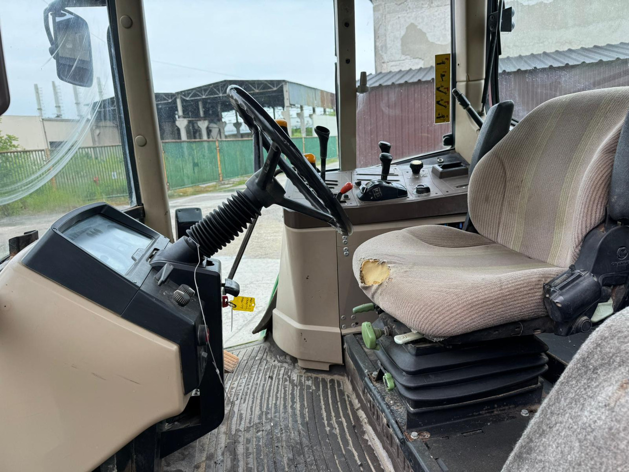 JOHN DEERE 6110 - Ciągnik rolniczy: zdjęcie 3 JOHN DEERE 6110 - Ciągnik rolniczy: zdjęcie 3