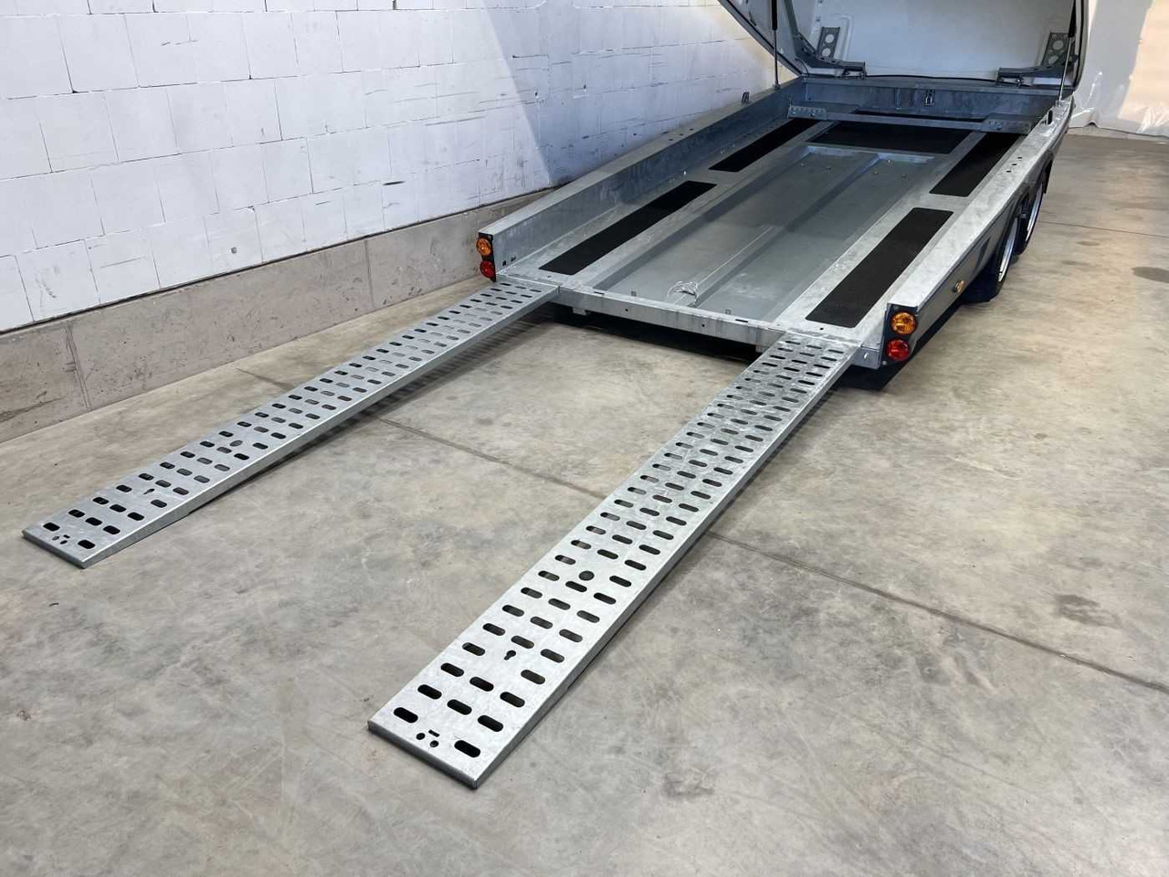 BRIAN_JAMES Race Shuttle 2 Autotransporter geschlossen - Przyczepa do przewozu samochodów: zdjęcie 4 BRIAN_JAMES Race Shuttle 2 Autotransporter geschlossen - Przyczepa do przewozu samochodów: zdjęcie 4