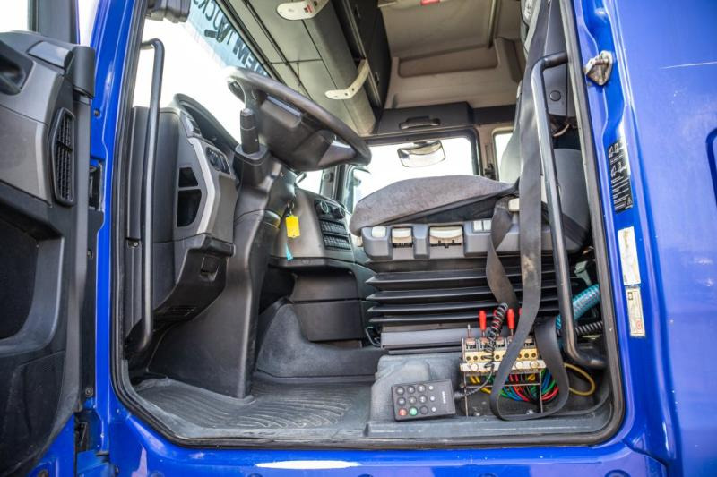 Zdjęcie wnętrza 1: Ciężarówka hakowiec, Samochod ciężarowy z HDS MAN TGX 25.440 LL - HIAB 122 PRO
