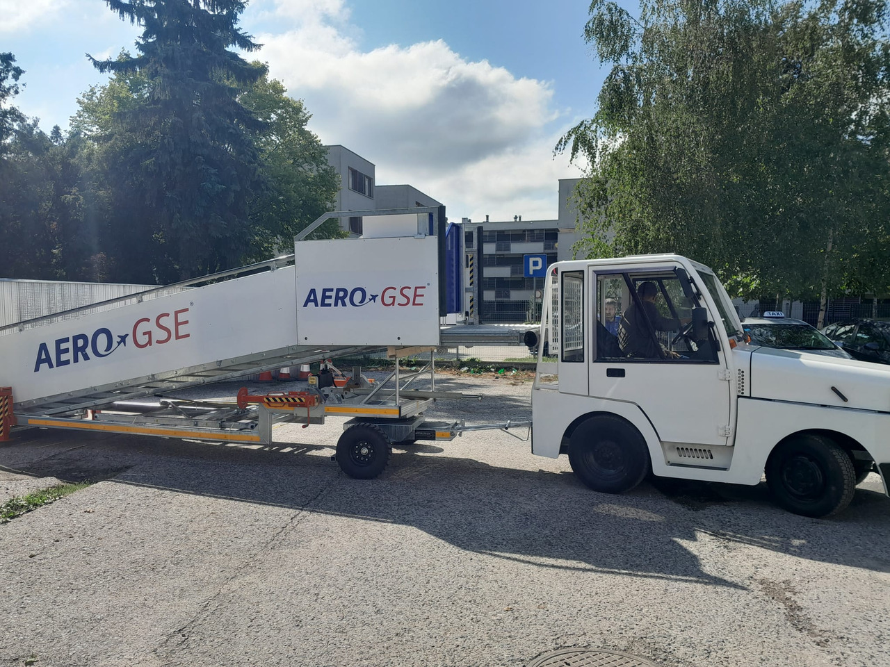 Schody pasażerskie AERO-GSE stairs Towable stairs with the pedestrian movement ( 2,4-3,8m): zdjęcie 6