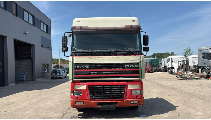 DAF XF 95.430 (EURO 3 / BOITE MANUELLE / MANUAL GEARBOX) - Ciągnik siodłowy: zdjęcie 2 DAF XF 95.430 (EURO 3 / BOITE MANUELLE / MANUAL GEARBOX) - Ciągnik siodłowy: zdjęcie 2