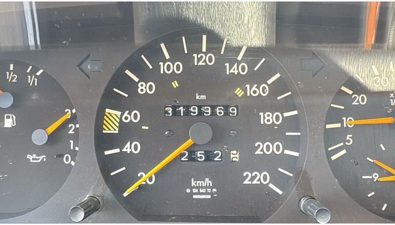 Sedan Mercedes-Benz E-Klasse 200 (GERMAN CAR / VOITURE D'ALLEMAGNE / ESSENCE / PETROL / MANUAL): zdjęcie 11