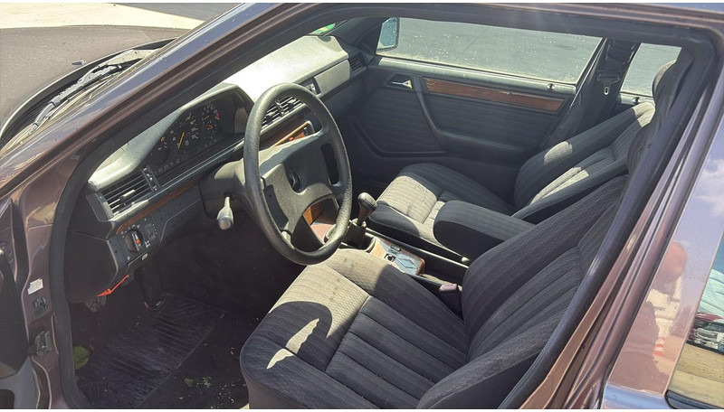 Sedan Mercedes-Benz E-Klasse 200 (GERMAN CAR / VOITURE D'ALLEMAGNE / ESSENCE / PETROL / MANUAL): zdjęcie 9