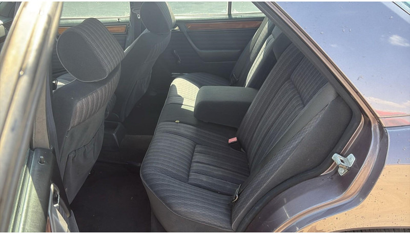 Sedan Mercedes-Benz E-Klasse 200 (GERMAN CAR / VOITURE D'ALLEMAGNE / ESSENCE / PETROL / MANUAL): zdjęcie 10