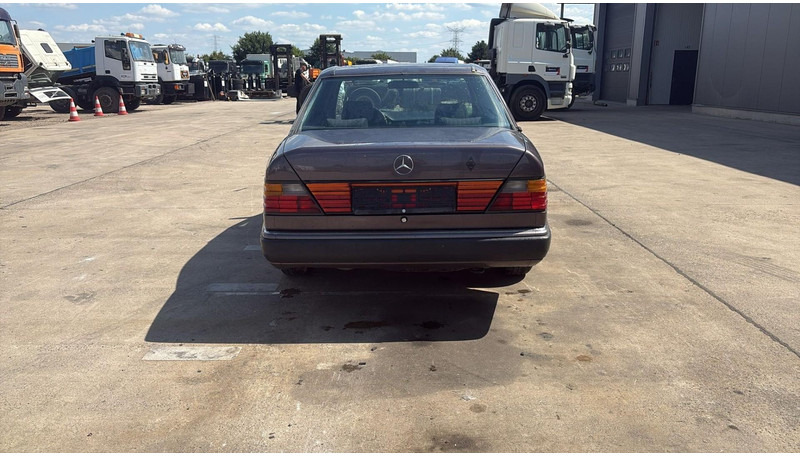 Sedan Mercedes-Benz E-Klasse 200 (GERMAN CAR / VOITURE D'ALLEMAGNE / ESSENCE / PETROL / MANUAL): zdjęcie 6