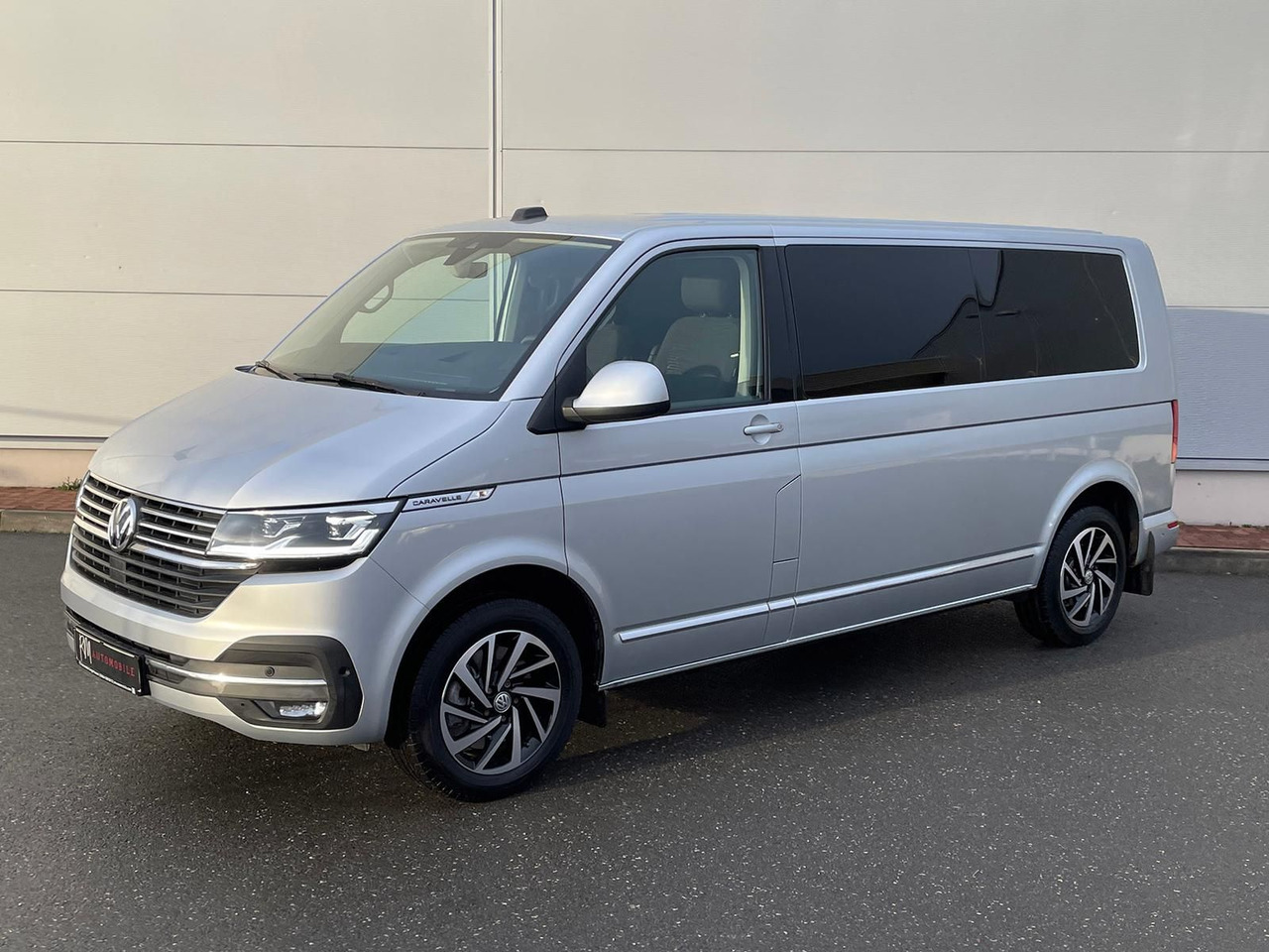 Volkswagen T6.1 Caravelle Comfortl LR 4M NAV el. Trittstufe - Minibus, Mikrobus: zdjęcie 1 Volkswagen T6.1 Caravelle Comfortl LR 4M NAV el. Trittstufe - Minibus, Mikrobus: zdjęcie 1