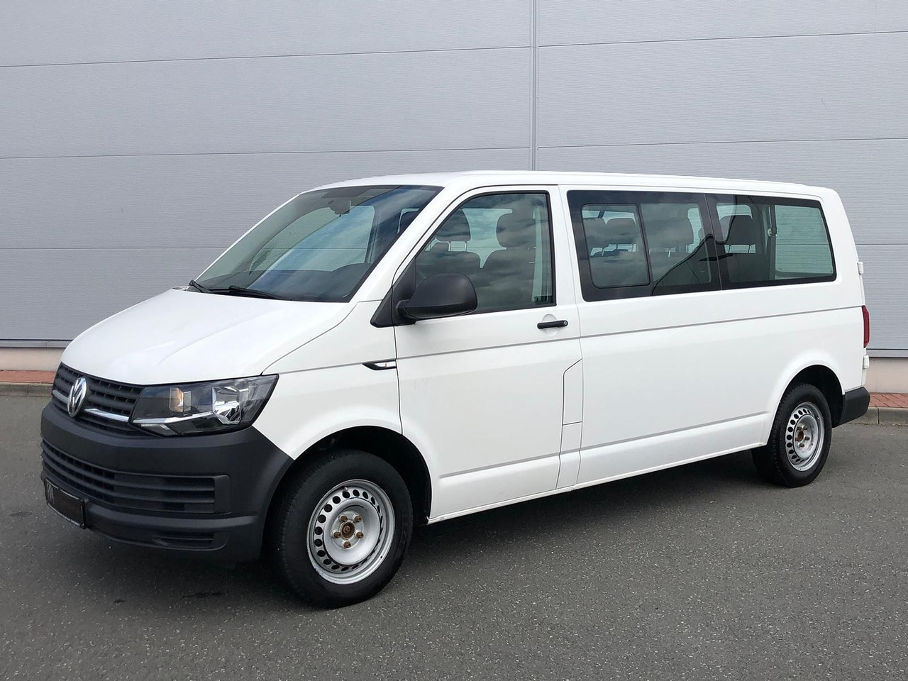 Volkswagen T6 Transporter 2.0 TDI Kombi lang 9-SITZE TEMP - Minibus, Mikrobus: zdjęcie 1 Volkswagen T6 Transporter 2.0 TDI Kombi lang 9-SITZE TEMP - Minibus, Mikrobus: zdjęcie 1