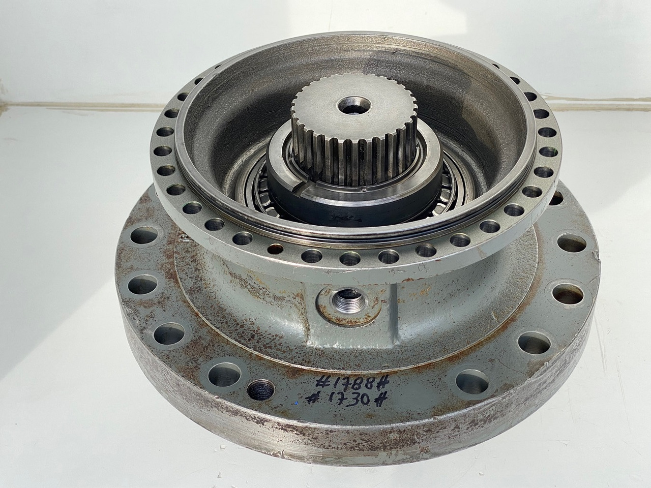 Liebherr Abtriebswellengehäuse ID-Nr.90018934 mit Abtriebswelle ID-Nr.90204999. SAT275/260 - SAT275/261 - SAT275/266 - SAT275/289. #1788#1730# - Skrzynia biegów do Maszyn budowlanych: zdjęcie 3 Liebherr Abtriebswellengehäuse ID-Nr.90018934 mit Abtriebswelle ID-Nr.90204999. SAT275/260 - SAT275/261 - SAT275/266 - SAT275/289. #1788#1730# - Skrzynia biegów do Maszyn budowlanych: zdjęcie 3