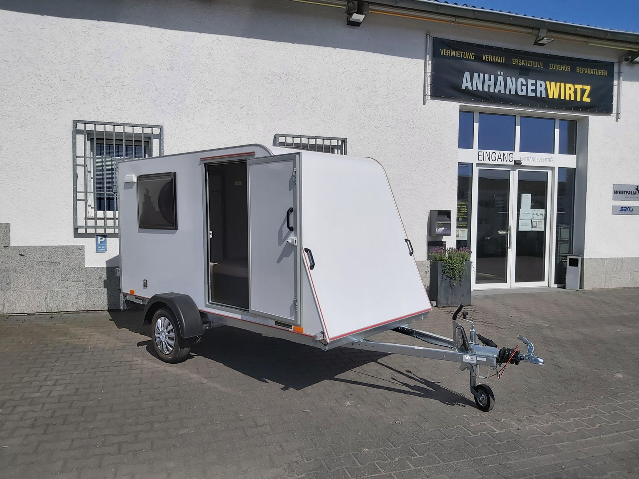 Kargo Camp TFS S Midi 320x150x150cm aero LUX Bett Fenster Seitentür Dachluke Strom 750kg Bremse 2024 - Przyczepa kempingowa: zdjęcie 1 Kargo Camp TFS S Midi 320x150x150cm aero LUX Bett Fenster Seitentür Dachluke Strom 750kg Bremse 2024 - Przyczepa kempingowa: zdjęcie 1