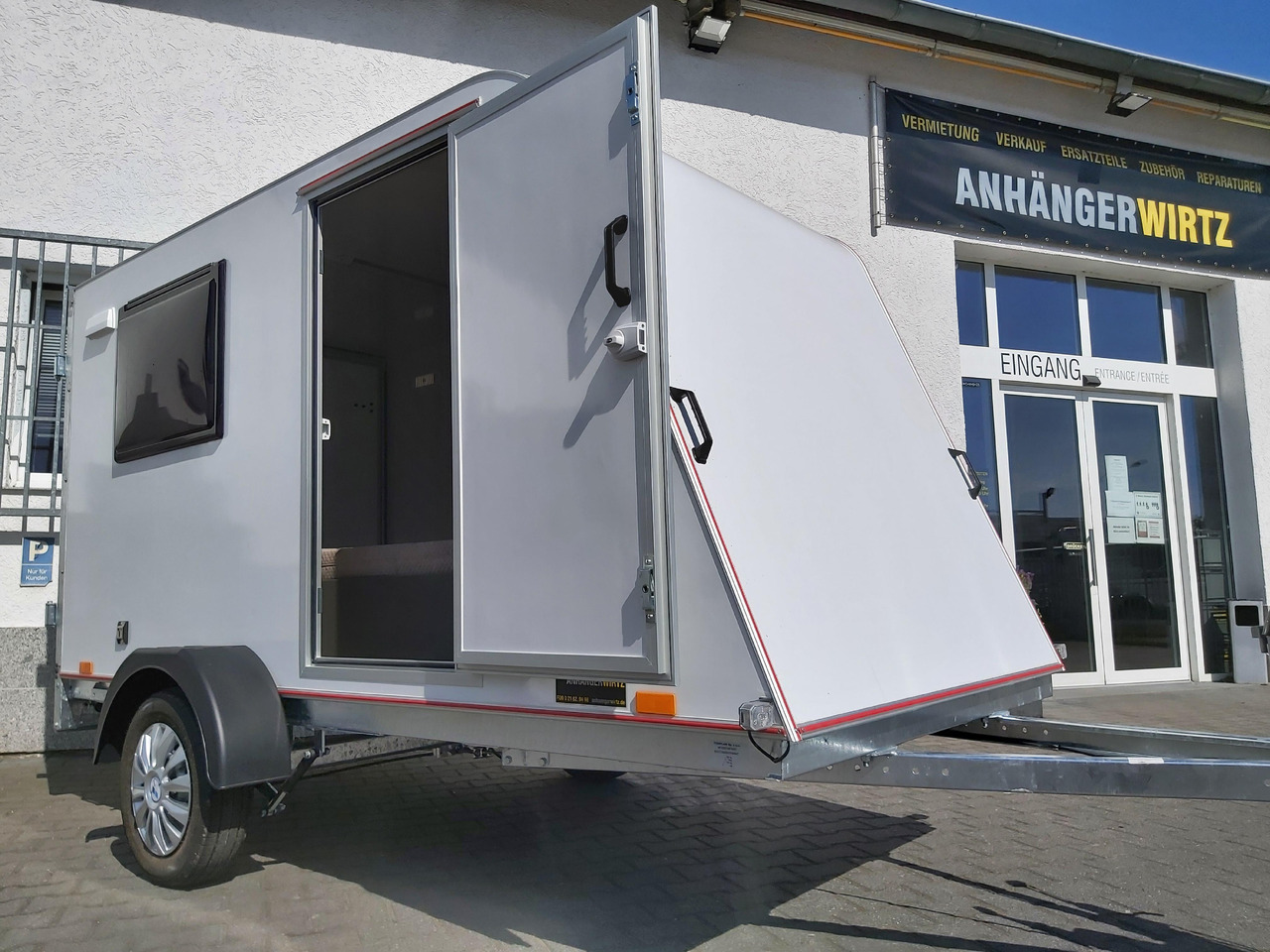 Kargo Camp TFS S Midi 320x150x150cm aero LUX Bett Fenster Seitentür Dachluke Strom 750kg Bremse 2024 - Przyczepa kempingowa: zdjęcie 2 Kargo Camp TFS S Midi 320x150x150cm aero LUX Bett Fenster Seitentür Dachluke Strom 750kg Bremse 2024 - Przyczepa kempingowa: zdjęcie 2