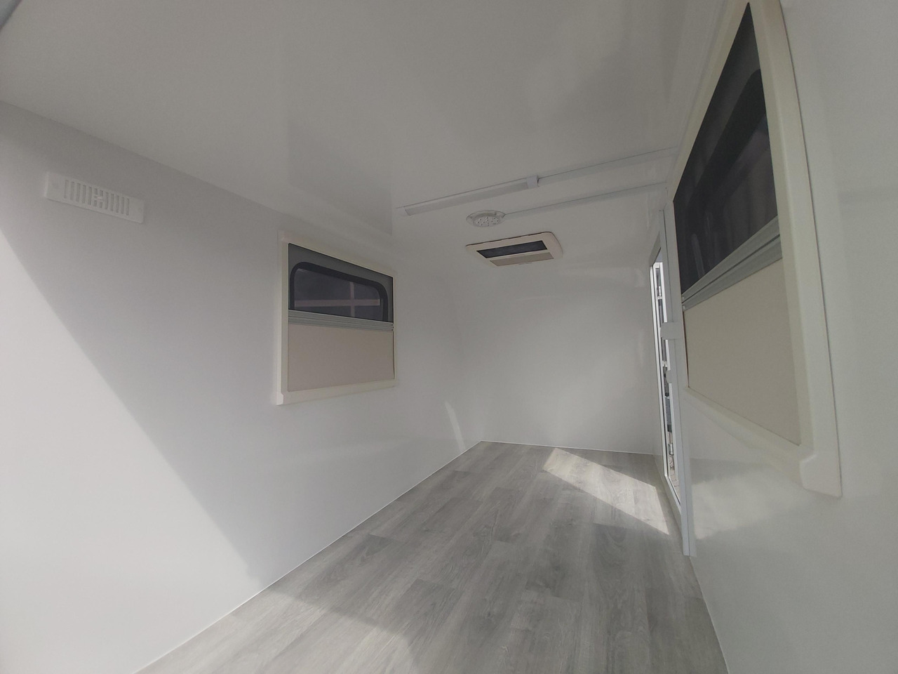 Kargo Camp TFS S Midi 320x150x150cm aero Seitentür Fenster Strom 230V (S) 750kg gebremst Modell 22 - Przyczepa kempingowa: zdjęcie 3 Kargo Camp TFS S Midi 320x150x150cm aero Seitentür Fenster Strom 230V (S) 750kg gebremst Modell 22 - Przyczepa kempingowa: zdjęcie 3