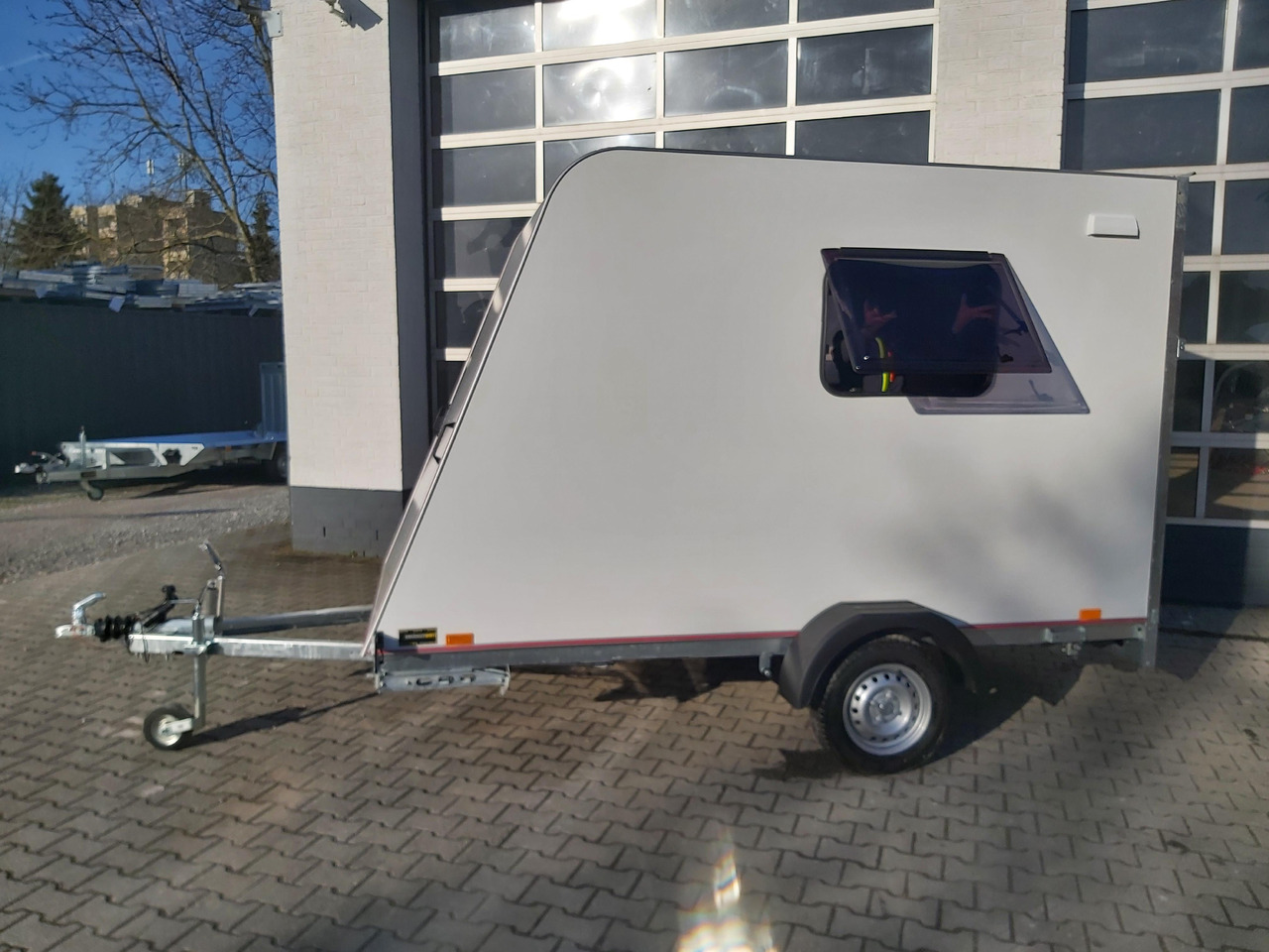 Kargo Camp TFS S Midi+ 320x150x180cm aero Seitentür Rampe Fenster+ 230V 12V 750kg Bremse 100km/H - Przyczepa kempingowa: zdjęcie 3 Kargo Camp TFS S Midi+ 320x150x180cm aero Seitentür Rampe Fenster+ 230V 12V 750kg Bremse 100km/H - Przyczepa kempingowa: zdjęcie 3