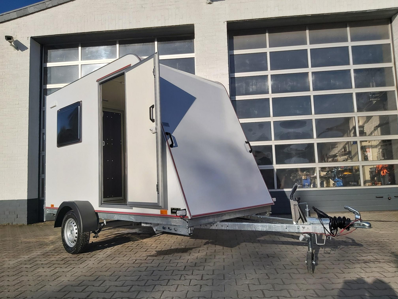 Kargo Camp TFS S Midi+ 320x150x180cm aero Seitentür Rampe Fenster+ 230V 12V 750kg Bremse 100km/H - Przyczepa kempingowa: zdjęcie 2 Kargo Camp TFS S Midi+ 320x150x180cm aero Seitentür Rampe Fenster+ 230V 12V 750kg Bremse 100km/H - Przyczepa kempingowa: zdjęcie 2