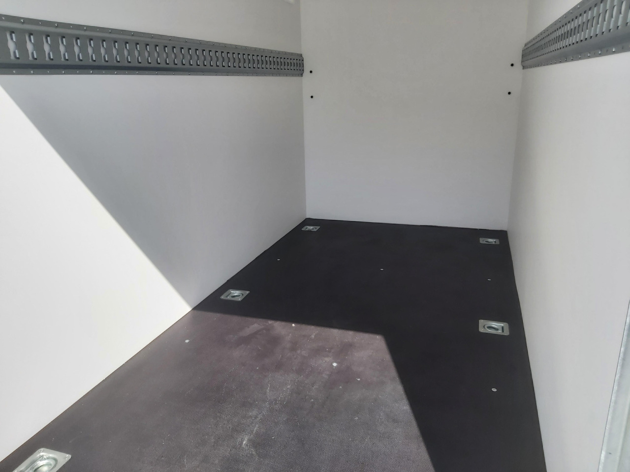 Kargo TFD 250.00 250x125x150cm Zurrsystem Heckrampe (S) 100km/H 750kg - Przyczepa motocyklowa: zdjęcie 4 Kargo TFD 250.00 250x125x150cm Zurrsystem Heckrampe (S) 100km/H 750kg - Przyczepa motocyklowa: zdjęcie 4