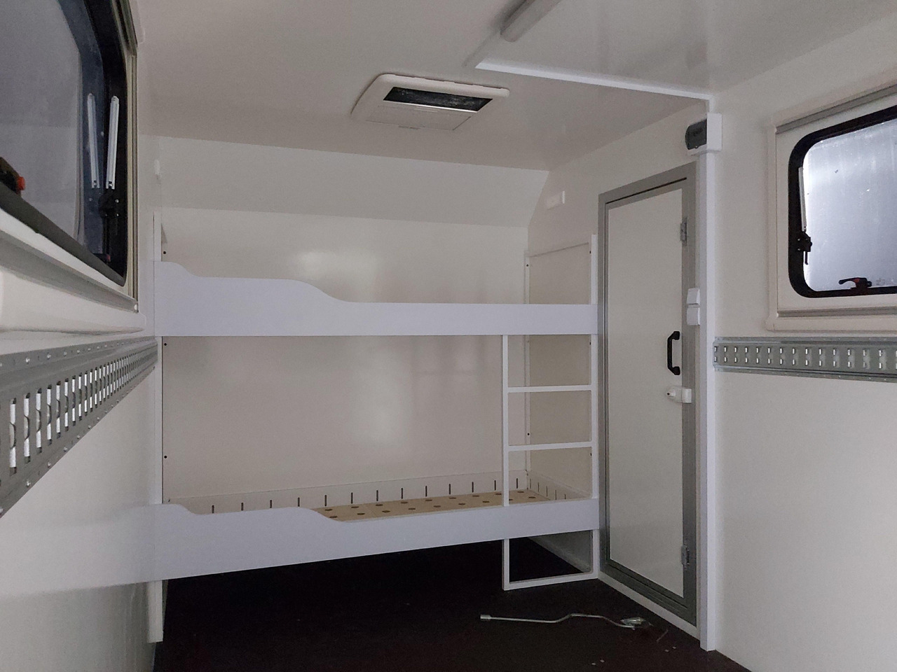 Koffer Sport Camp TFS 360.01 360x200x210cm aero Seitentür Heckrampe Fenster Bett (L) 100kmH 1300kg - Przyczepa kempingowa: zdjęcie 5 Koffer Sport Camp TFS 360.01 360x200x210cm aero Seitentür Heckrampe Fenster Bett (L) 100kmH 1300kg - Przyczepa kempingowa: zdjęcie 5