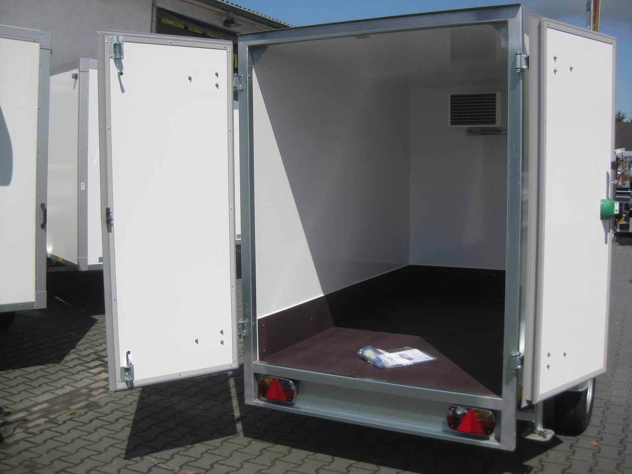 Kühlanhänger AZKF 1325/145 243x144x180cm GOVI 230 Volt Kühlaggregat 60 Frioliner Winter order 2025 - Przyczepa chłodnia: zdjęcie 4 Kühlanhänger AZKF 1325/145 243x144x180cm GOVI 230 Volt Kühlaggregat 60 Frioliner Winter order 2025 - Przyczepa chłodnia: zdjęcie 4