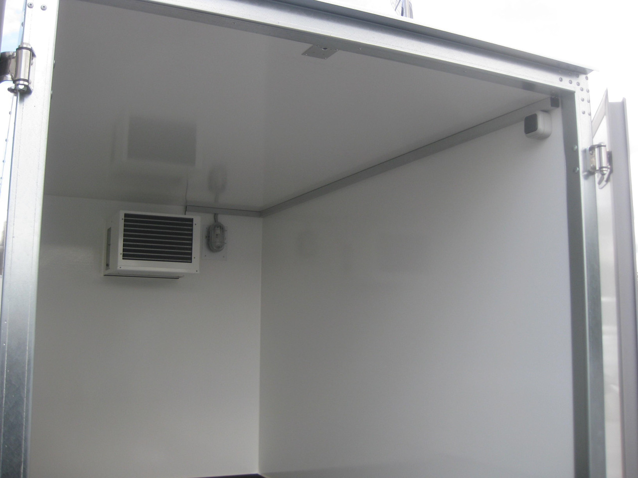 Przyczepa chłodnia Kühlanhänger AZKF 2025/145 243x144x180cm GOVI 4 Kühlaggregat 60 Frioliner Januar Aktion: zdjęcie 8 Przyczepa chłodnia Kühlanhänger AZKF 2025/145 243x144x180cm GOVI 4 Kühlaggregat 60 Frioliner Januar Aktion: zdjęcie 8