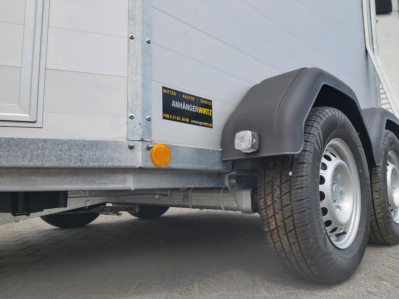 Pferdeanhänger Böckmann Portax Esprit silver&black silver SKASattelkammer Trittschutz 100km/H 2400kg - Przyczepa do przewozu koni: zdjęcie 5 Pferdeanhänger Böckmann Portax Esprit silver&black silver SKASattelkammer Trittschutz 100km/H 2400kg - Przyczepa do przewozu koni: zdjęcie 5