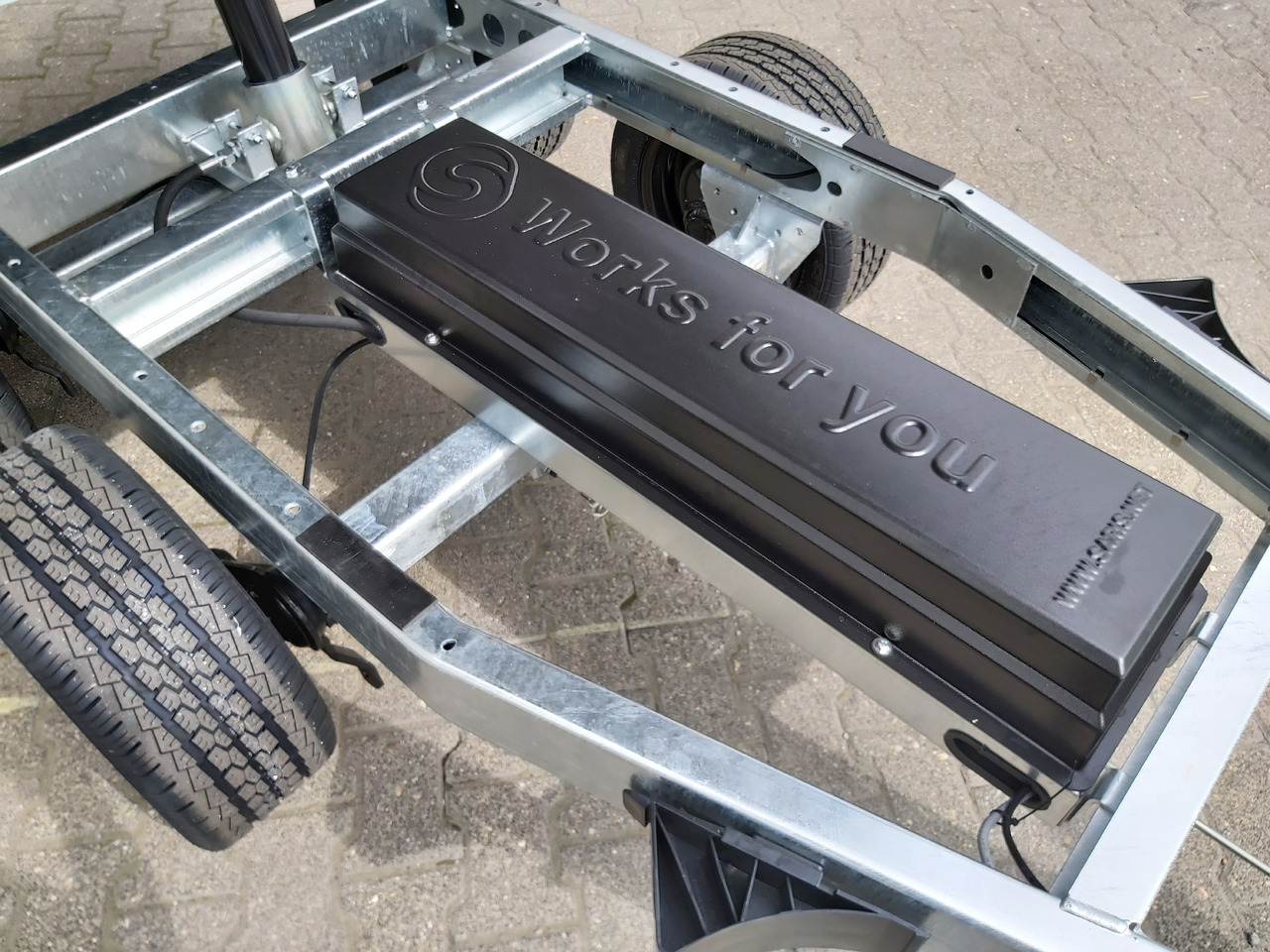 Saris Kipper K1 276 150 2000 2 E 276x150x30cm Elektro black Edition 13" 2000kg - Przyczepa wywrotka: zdjęcie 4 Saris Kipper K1 276 150 2000 2 E 276x150x30cm Elektro black Edition 13" 2000kg - Przyczepa wywrotka: zdjęcie 4