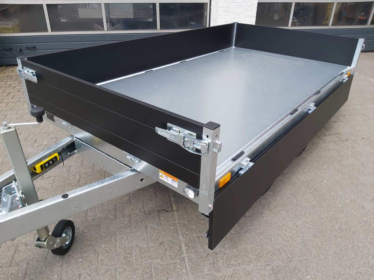 Saris Kipper K1 276 150 2000 2 E 276x150x30cm Elektro black Edition 13" 2000kg - Przyczepa wywrotka: zdjęcie 2 Saris Kipper K1 276 150 2000 2 E 276x150x30cm Elektro black Edition 13" 2000kg - Przyczepa wywrotka: zdjęcie 2