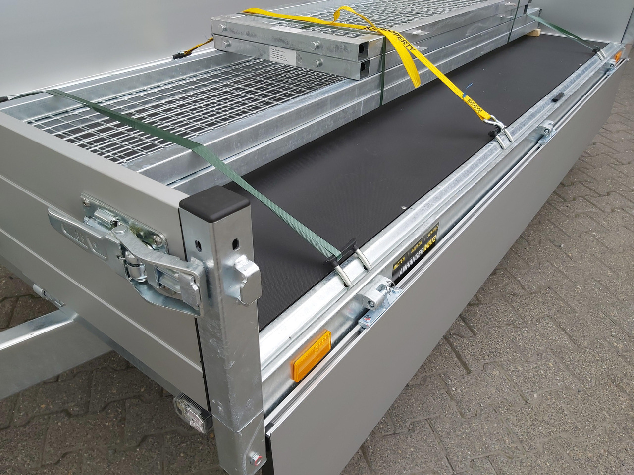 Saris PL 276 150 2000 2 276x150x30cm 13" (S) 2000kg Online Aktion - Przyczepa platforma/ Skrzyniowa: zdjęcie 5 Saris PL 276 150 2000 2 276x150x30cm 13" (S) 2000kg Online Aktion - Przyczepa platforma/ Skrzyniowa: zdjęcie 5