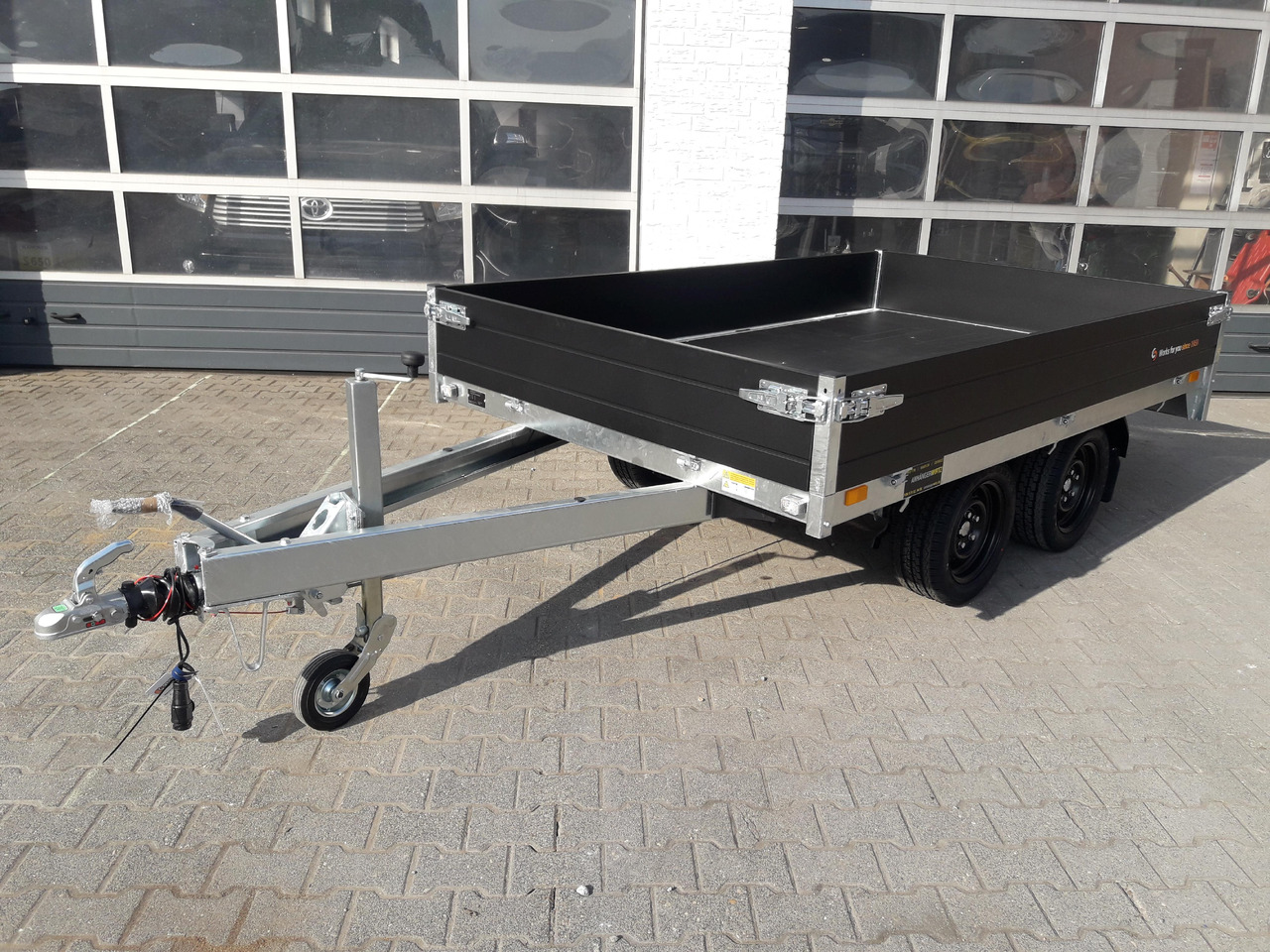 Saris PL276 170 2000 2 276x170x30cm black Edition LED Beleuchtung 13" (S) 2000kg - Przyczepa platforma/ Skrzyniowa: zdjęcie 1 Saris PL276 170 2000 2 276x170x30cm black Edition LED Beleuchtung 13" (S) 2000kg - Przyczepa platforma/ Skrzyniowa: zdjęcie 1