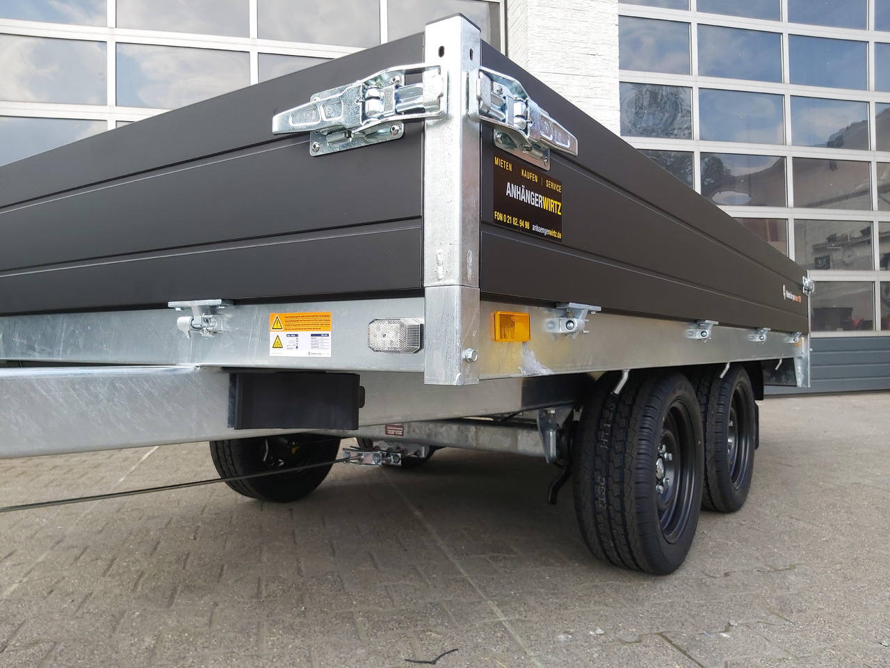 Saris PL306 170 2700 2 306x170x30cm black Edition 13" (M) 2700kg - Przyczepa platforma/ Skrzyniowa: zdjęcie 3 Saris PL306 170 2700 2 306x170x30cm black Edition 13" (M) 2700kg - Przyczepa platforma/ Skrzyniowa: zdjęcie 3