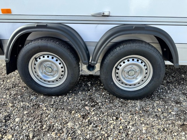 Cheval Liberte Debon Roadster 500 Sandwich Verkaufsklappe 2600 kg, 100 km/h, 320x167x200cm - Przyczepa zamknięte nadwozie: zdjęcie 4 Cheval Liberte Debon Roadster 500 Sandwich Verkaufsklappe 2600 kg, 100 km/h, 320x167x200cm - Przyczepa zamknięte nadwozie: zdjęcie 4