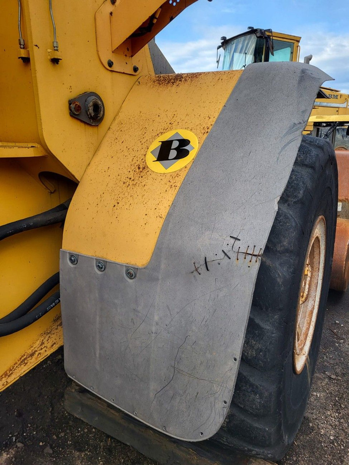 Volvo right front mudguard - Części zamienne do Ładowarek kołowych: zdjęcie 1 Volvo right front mudguard - Części zamienne do Ładowarek kołowych: zdjęcie 1