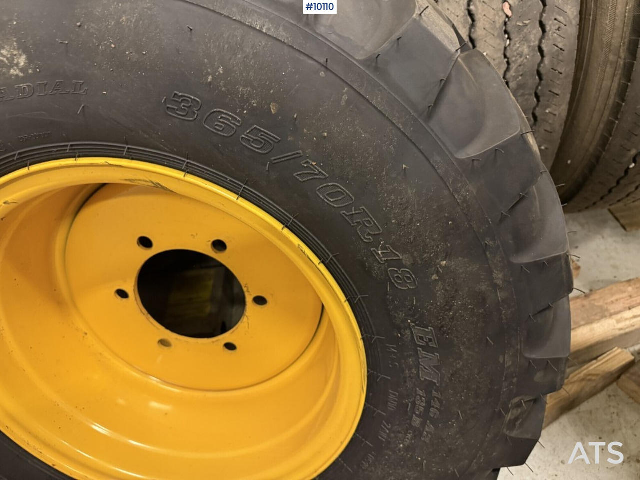 Construction tires with rims Dunlop SP T9 365/70R18 - Inna maszyna: zdjęcie 2 Construction tires with rims Dunlop SP T9 365/70R18 - Inna maszyna: zdjęcie 2
