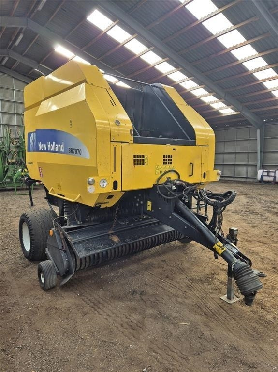 New Holland BR7070 med rotorsnitter Snitter - Prasa rolująca: zdjęcie 2 New Holland BR7070 med rotorsnitter Snitter - Prasa rolująca: zdjęcie 2