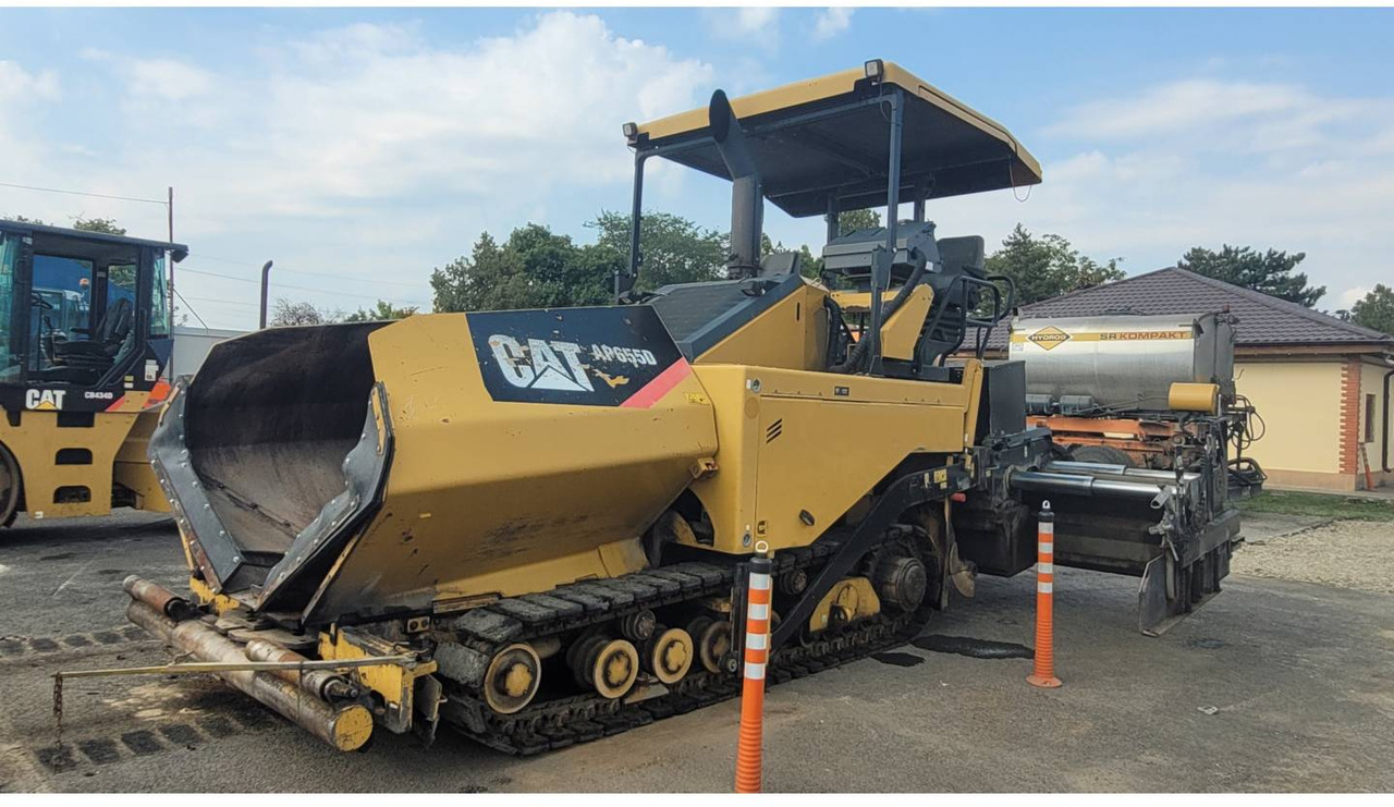CAT AP-655D - Rozściełacz do asfaltu: zdjęcie 1 CAT AP-655D - Rozściełacz do asfaltu: zdjęcie 1