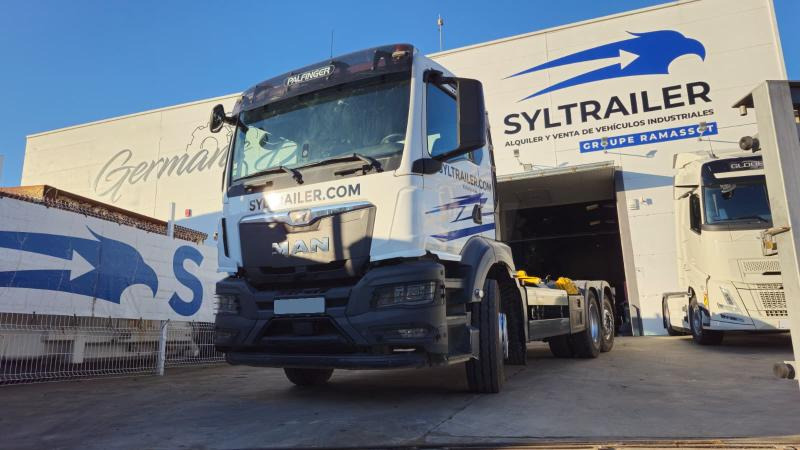 MAN TGS 26.470 (LOCATION / RENT) - Ciężarówka hakowiec: zdjęcie 2 MAN TGS 26.470 (LOCATION / RENT) - Ciężarówka hakowiec: zdjęcie 2