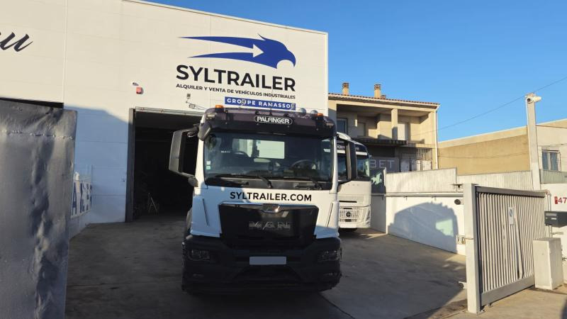 MAN TGS 26.470 (LOCATION / RENT) - Ciężarówka hakowiec: zdjęcie 4 MAN TGS 26.470 (LOCATION / RENT) - Ciężarówka hakowiec: zdjęcie 4