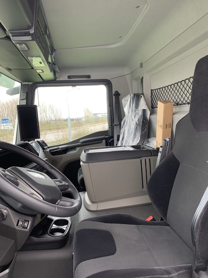 TGM 18.290 4×2 LL Skåp Öppningsbar sida - Samochód ciężarowy furgon: zdjęcie 4 TGM 18.290 4×2 LL Skåp Öppningsbar sida - Samochód ciężarowy furgon: zdjęcie 4