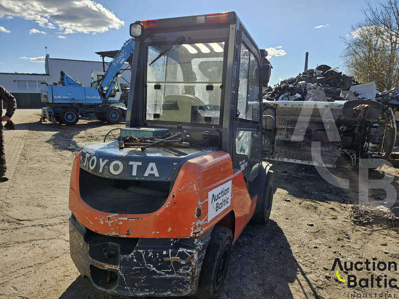 Toyota E 811 - Wózek widłowy diesel: zdjęcie 3 Toyota E 811 - Wózek widłowy diesel: zdjęcie 3