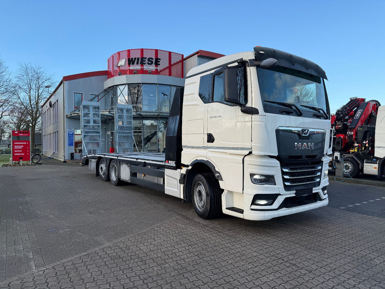 MAN Baumaschinen- Arbeitsbühnentransporter Rampen - Ciężarówka do przewozu samochodów: zdjęcie 2 MAN Baumaschinen- Arbeitsbühnentransporter Rampen - Ciężarówka do przewozu samochodów: zdjęcie 2