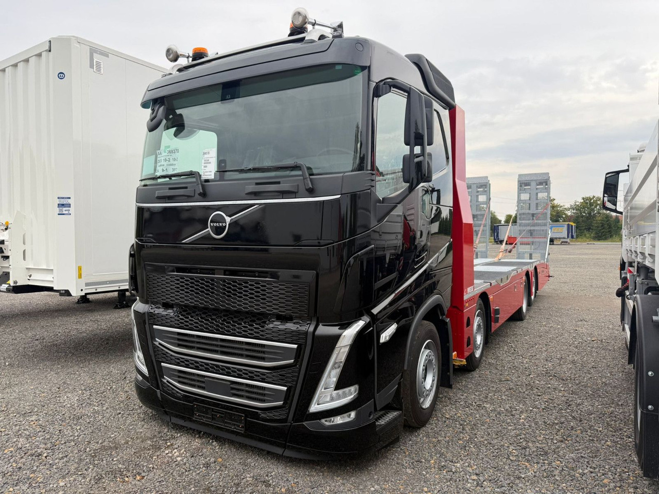 Volvo Arbeitsbühnen Baumaschinentransporter mit Rampen - Autolaweta: zdjęcie 2 Volvo Arbeitsbühnen Baumaschinentransporter mit Rampen - Autolaweta: zdjęcie 2