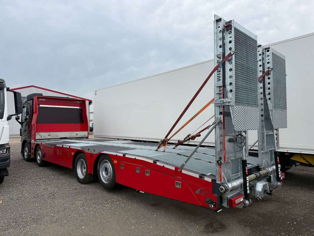 Volvo Arbeitsbühnen Baumaschinentransporter mit Rampen - Autolaweta: zdjęcie 3 Volvo Arbeitsbühnen Baumaschinentransporter mit Rampen - Autolaweta: zdjęcie 3