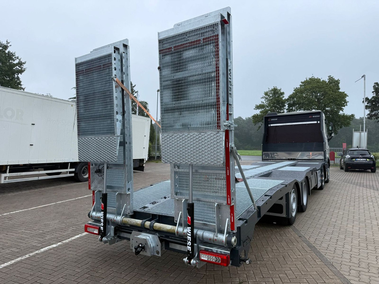 Volvo Arbeitsbühnen Baumaschinentransporter mit Rampen - Autolaweta: zdjęcie 5 Volvo Arbeitsbühnen Baumaschinentransporter mit Rampen - Autolaweta: zdjęcie 5