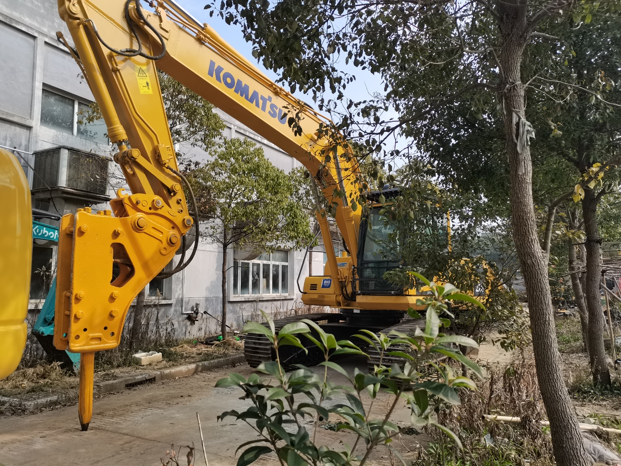 KOMATSU PC220-8 - Koparka gąsienicowa: zdjęcie 2 KOMATSU PC220-8 - Koparka gąsienicowa: zdjęcie 2