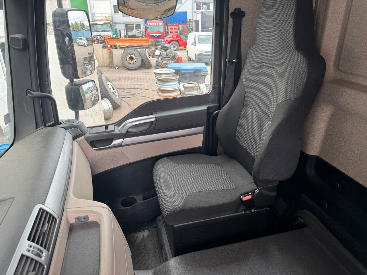 MAN 18.290 4X2 Koffer / Plane Top Zustand 8,30 Meter - Samochód ciężarowy plandeka: zdjęcie 4 MAN 18.290 4X2 Koffer / Plane Top Zustand 8,30 Meter - Samochód ciężarowy plandeka: zdjęcie 4