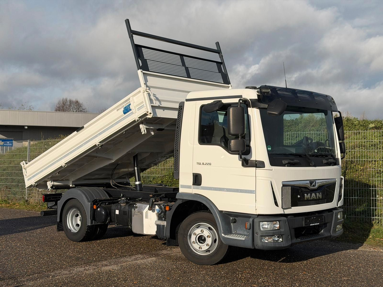 MAN 8.220 4x2 Meiller 3S. Kipper | TOP Zustand! - Samochód dostawczy wywrotka: zdjęcie 1 MAN 8.220 4x2 Meiller 3S. Kipper | TOP Zustand! - Samochód dostawczy wywrotka: zdjęcie 1