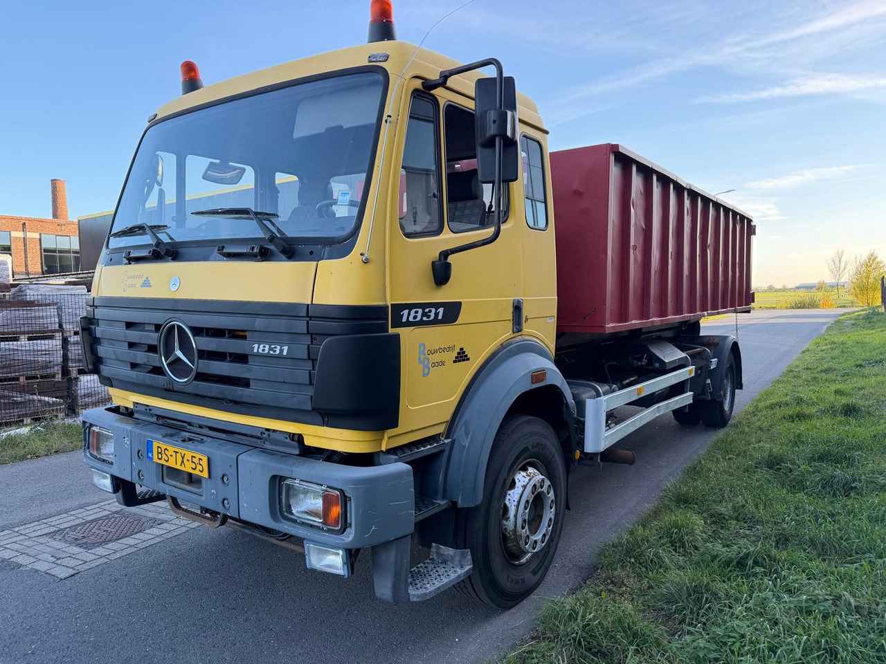 MERCEDES-BENZ SK 1831 - Ciężarówka hakowiec: zdjęcie 2 MERCEDES-BENZ SK 1831 - Ciężarówka hakowiec: zdjęcie 2