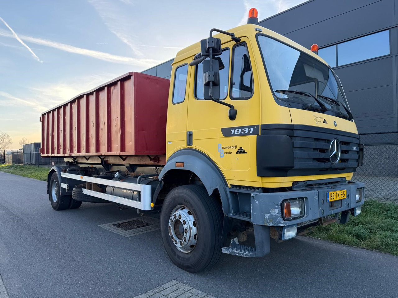 MERCEDES-BENZ SK 1831 - Ciężarówka hakowiec: zdjęcie 1 MERCEDES-BENZ SK 1831 - Ciężarówka hakowiec: zdjęcie 1