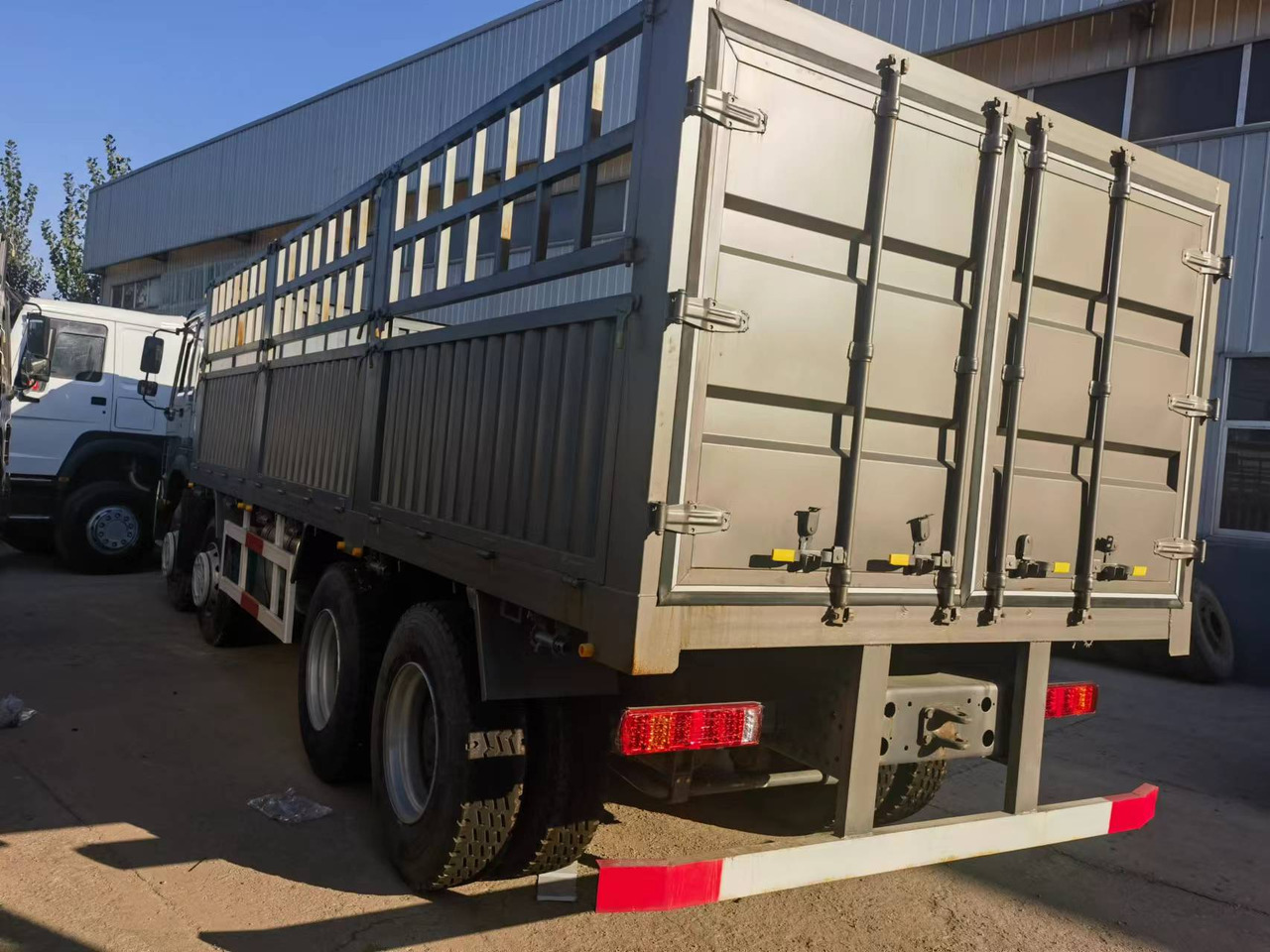 Sinotruk HOWO 371 8*4 Fence truck - Samochód ciężarowy skrzyniowy/ Platforma: zdjęcie 3 Sinotruk HOWO 371 8*4 Fence truck - Samochód ciężarowy skrzyniowy/ Platforma: zdjęcie 3