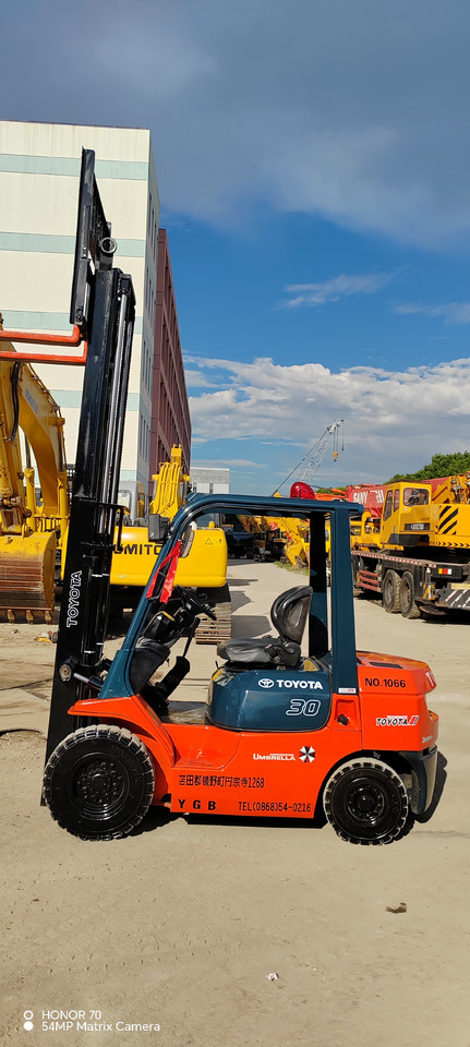 TOYOTA FD30 - Wózek widłowy diesel: zdjęcie 1 TOYOTA FD30 - Wózek widłowy diesel: zdjęcie 1