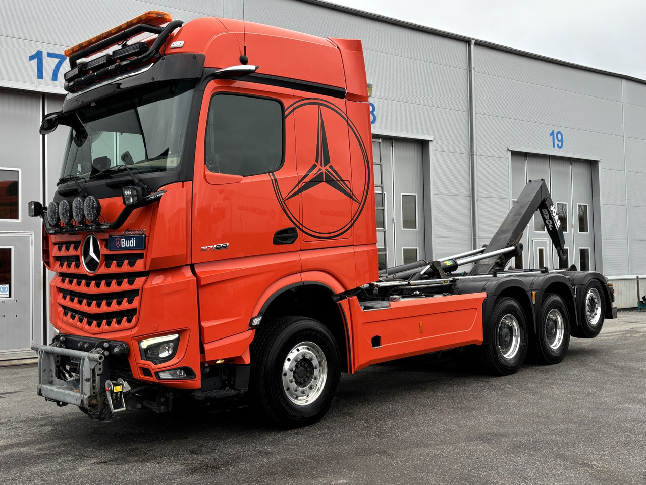 Tridemväxlare Mercedes-Benz Arocs 3758 -2023 | JOAB L24 | Plogutrustad - Ciężarówka hakowiec: zdjęcie 1 Tridemväxlare Mercedes-Benz Arocs 3758 -2023 | JOAB L24 | Plogutrustad - Ciężarówka hakowiec: zdjęcie 1