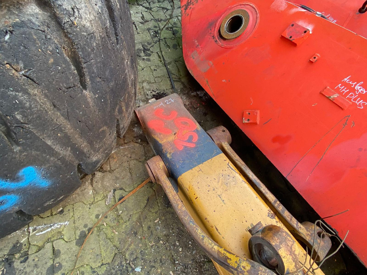 Komatsu PC 150 - Wysięgnik: zdjęcie 5 Komatsu PC 150 - Wysięgnik: zdjęcie 5