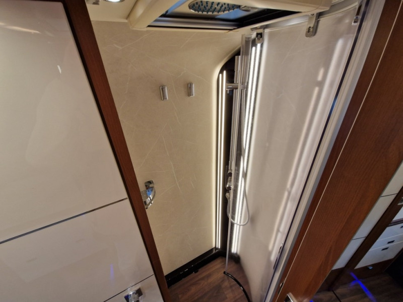 Nowy Kamper integra Carthago Liner For Two I 53: zdjęcie 20 Nowy Kamper integra Carthago Liner For Two I 53: zdjęcie 20